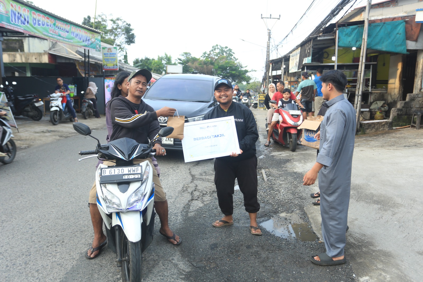 LAZ Al Azhar Bagikan Ratusan Takjil Gratis di Rumah Gemilang Indonesia Depok